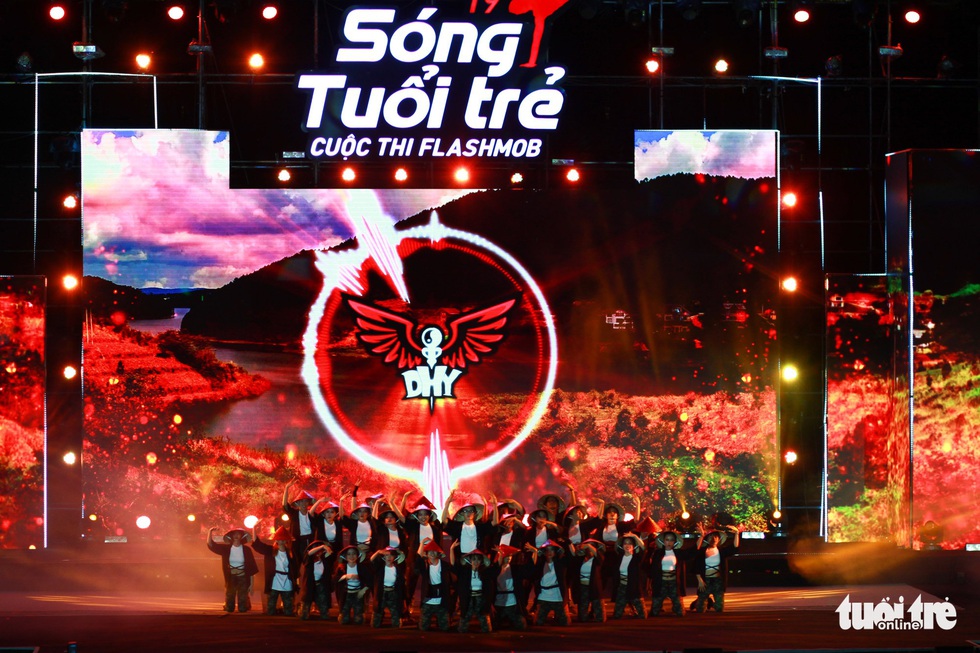 Bắt trend Để Mị nói cho mà nghe giành giải nhất cuộc thi Flashmob - Ảnh 6. Bắt trend Để Mị nói cho mà nghe giành giải nhất cuộc thi Flashmob - Ảnh 6.