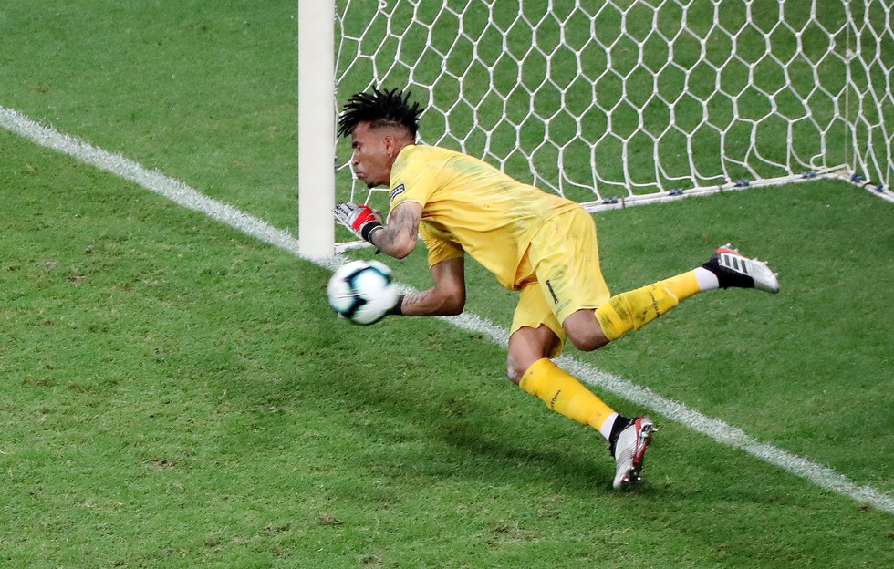 Suarez sụp đổ sau khi đá hỏng luân lưu khiến Uruguay bị loại - Ảnh 2. Suarez sụp đổ sau khi đá hỏng luân lưu khiến Uruguay bị loại - Ảnh 2.