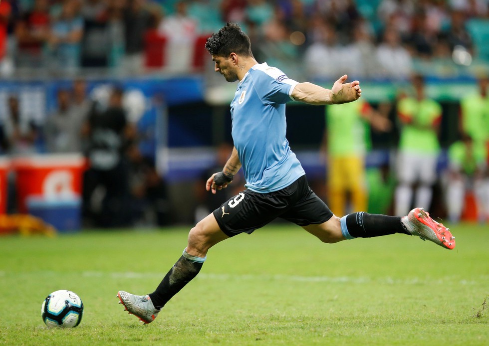 Suarez sụp đổ sau khi đá hỏng luân lưu khiến Uruguay bị loại - Ảnh 1. Suarez sụp đổ sau khi đá hỏng luân lưu khiến Uruguay bị loại - Ảnh 1.