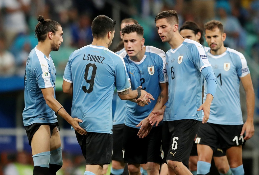 Suarez sụp đổ sau khi đá hỏng luân lưu khiến Uruguay bị loại - Ảnh 3. Suarez sụp đổ sau khi đá hỏng luân lưu khiến Uruguay bị loại - Ảnh 3.