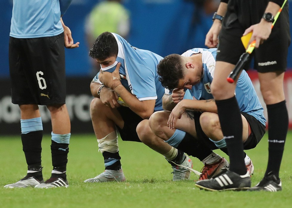 Suarez sụp đổ sau khi đá hỏng luân lưu khiến Uruguay bị loại - Ảnh 5. Suarez sụp đổ sau khi đá hỏng luân lưu khiến Uruguay bị loại - Ảnh 5.