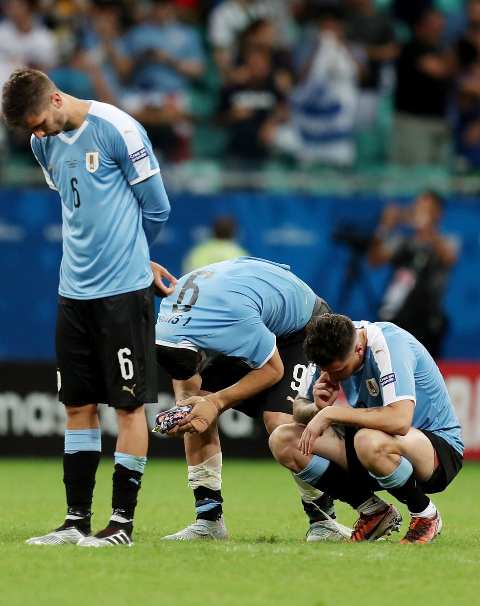 Suarez sụp đổ sau khi đá hỏng luân lưu khiến Uruguay bị loại - Ảnh 6. Suarez sụp đổ sau khi đá hỏng luân lưu khiến Uruguay bị loại - Ảnh 6.