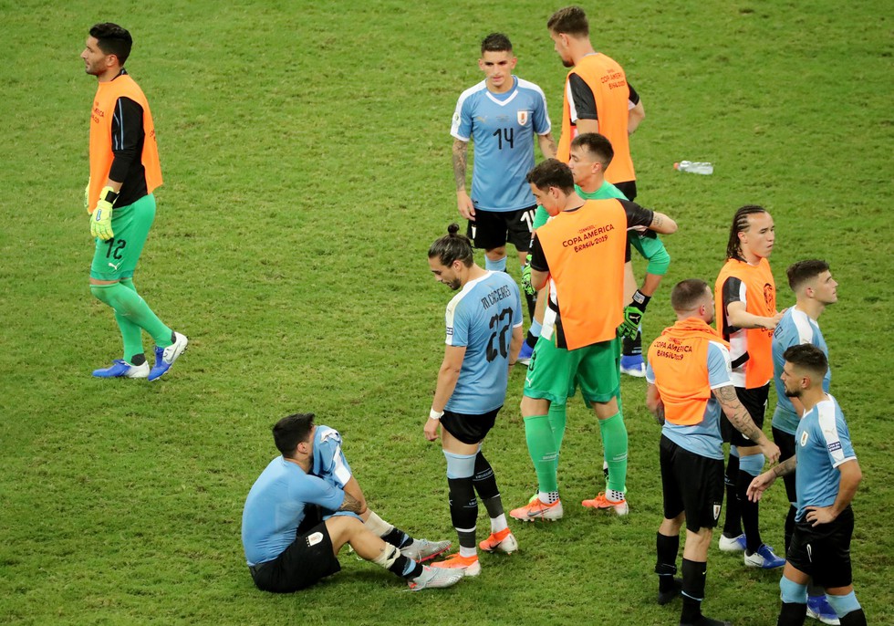 Suarez sụp đổ sau khi đá hỏng luân lưu khiến Uruguay bị loại - Ảnh 7. Suarez sụp đổ sau khi đá hỏng luân lưu khiến Uruguay bị loại - Ảnh 7.