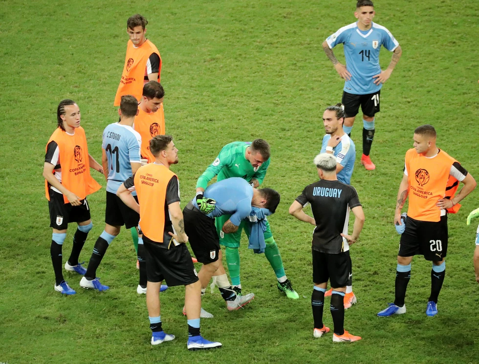 Suarez sụp đổ sau khi đá hỏng luân lưu khiến Uruguay bị loại - Ảnh 8. Suarez sụp đổ sau khi đá hỏng luân lưu khiến Uruguay bị loại - Ảnh 8.