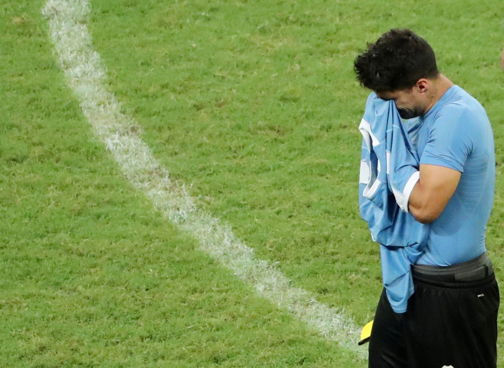Suarez sụp đổ sau khi đá hỏng luân lưu khiến Uruguay bị loại - Ảnh 9. Suarez sụp đổ sau khi đá hỏng luân lưu khiến Uruguay bị loại - Ảnh 9.
