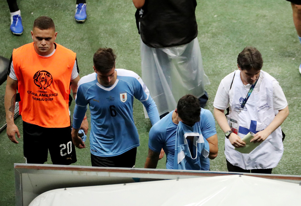 Suarez sụp đổ sau khi đá hỏng luân lưu khiến Uruguay bị loại - Ảnh 10. Suarez sụp đổ sau khi đá hỏng luân lưu khiến Uruguay bị loại - Ảnh 10.
