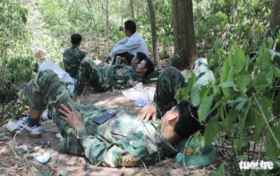 Quân dân căng mình ngày đêm chữa cháy cứu rừng - Ảnh 14. Quân dân căng mình ngày đêm chữa cháy cứu rừng - Ảnh 14.