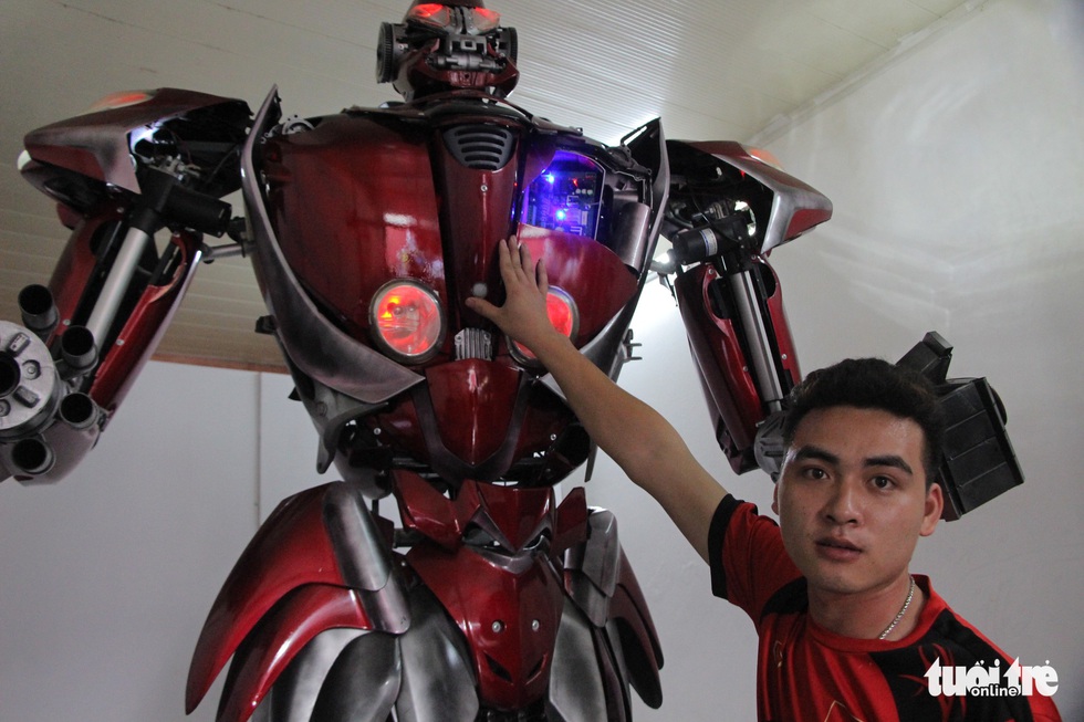 Làm robot khổng lồ từ phế liệu nhựa - Ảnh 6. Làm robot khổng lồ từ phế liệu nhựa - Ảnh 6.