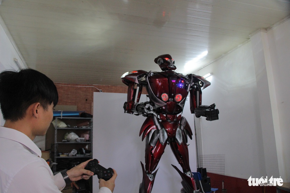 Làm robot khổng lồ từ phế liệu nhựa - Ảnh 7. Làm robot khổng lồ từ phế liệu nhựa - Ảnh 7.