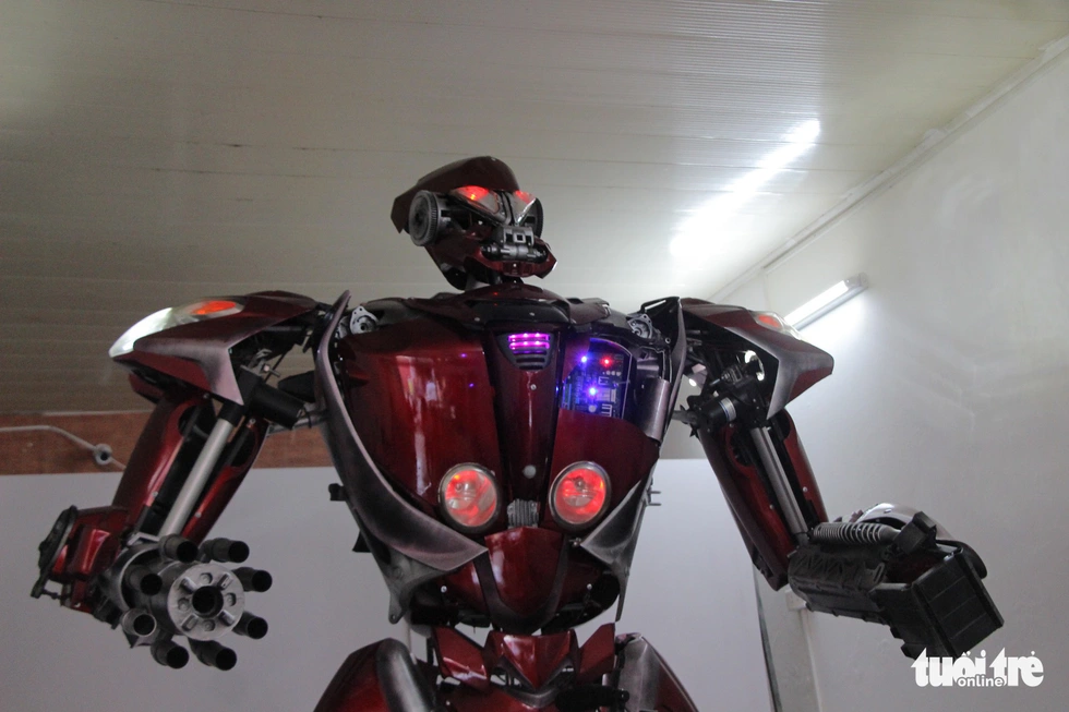 Làm robot khổng lồ từ phế liệu nhựa - Ảnh 8. Làm robot khổng lồ từ phế liệu nhựa - Ảnh 8.
