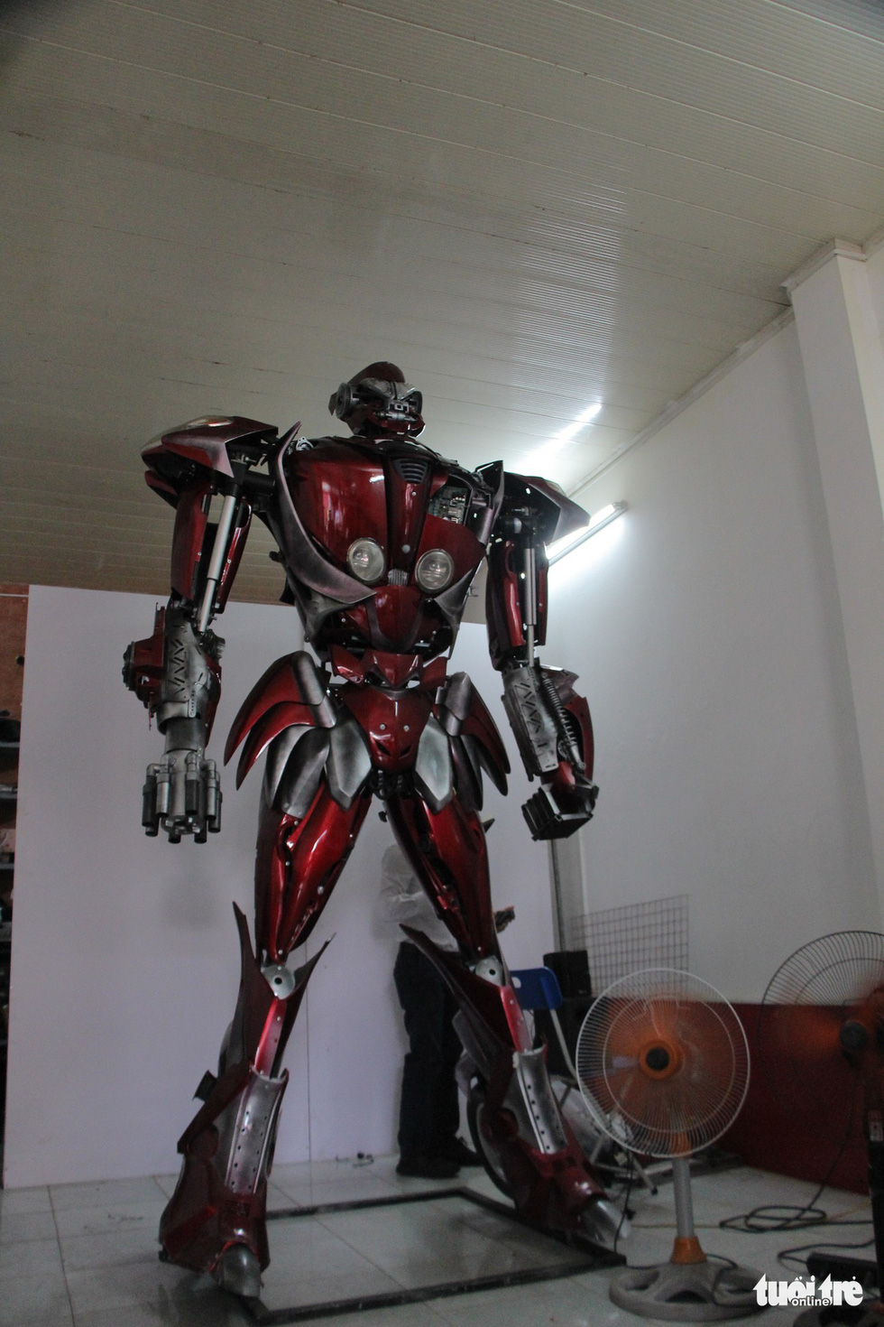 Làm robot khổng lồ từ phế liệu nhựa - Ảnh 9. Làm robot khổng lồ từ phế liệu nhựa - Ảnh 9.