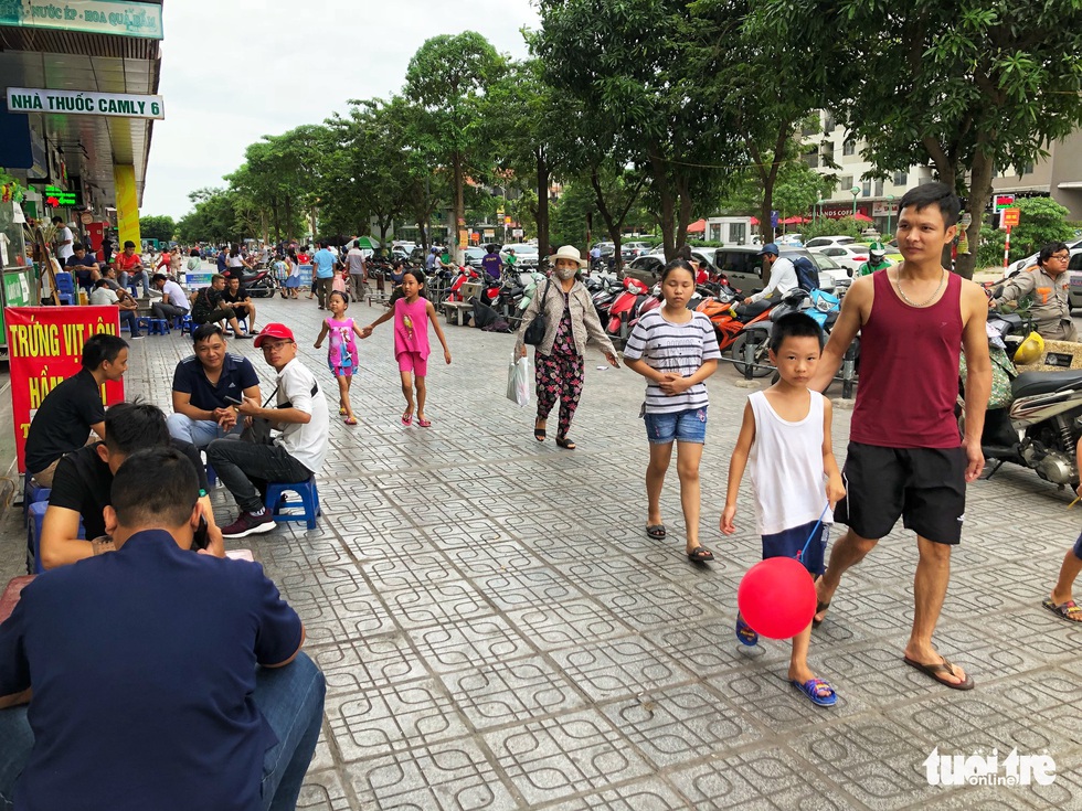 Cảnh người người chen chúc, ngột ngạt ở chung cư ông Thản - Ảnh 8. Cảnh người người chen chúc, ngột ngạt ở chung cư ông Thản - Ảnh 8.
