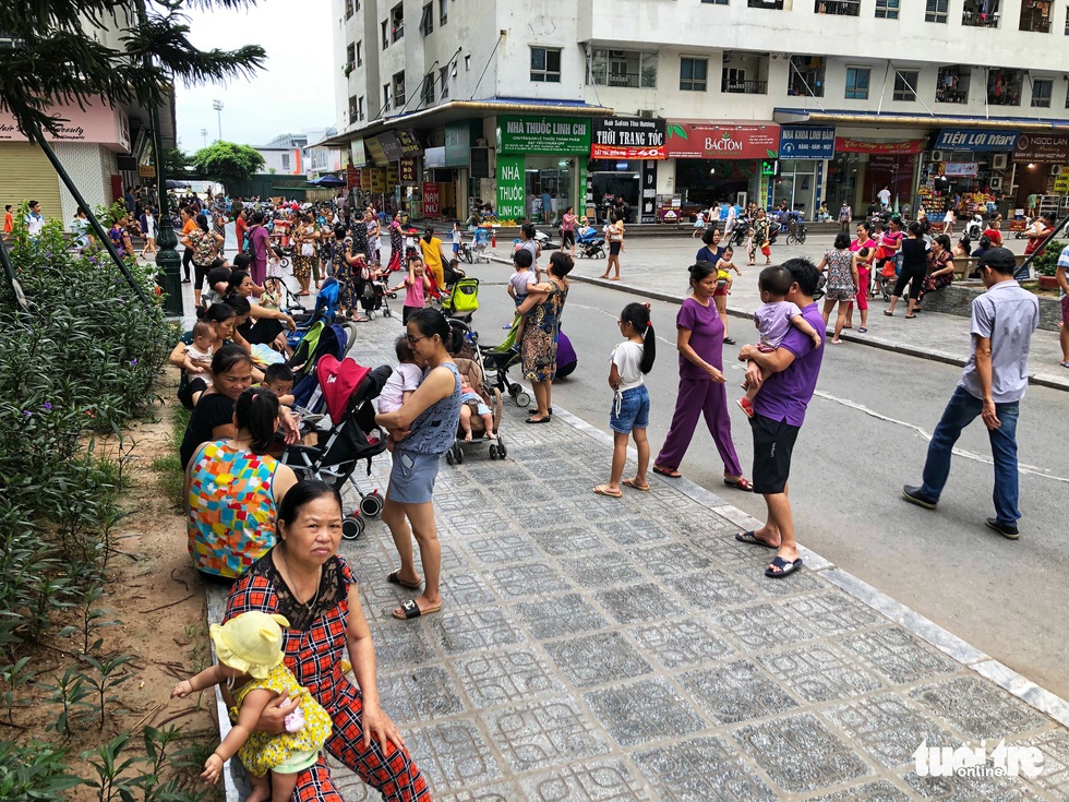 Cảnh người người chen chúc, ngột ngạt ở chung cư ông Thản - Ảnh 1. Cảnh người người chen chúc, ngột ngạt ở chung cư ông Thản - Ảnh 1.