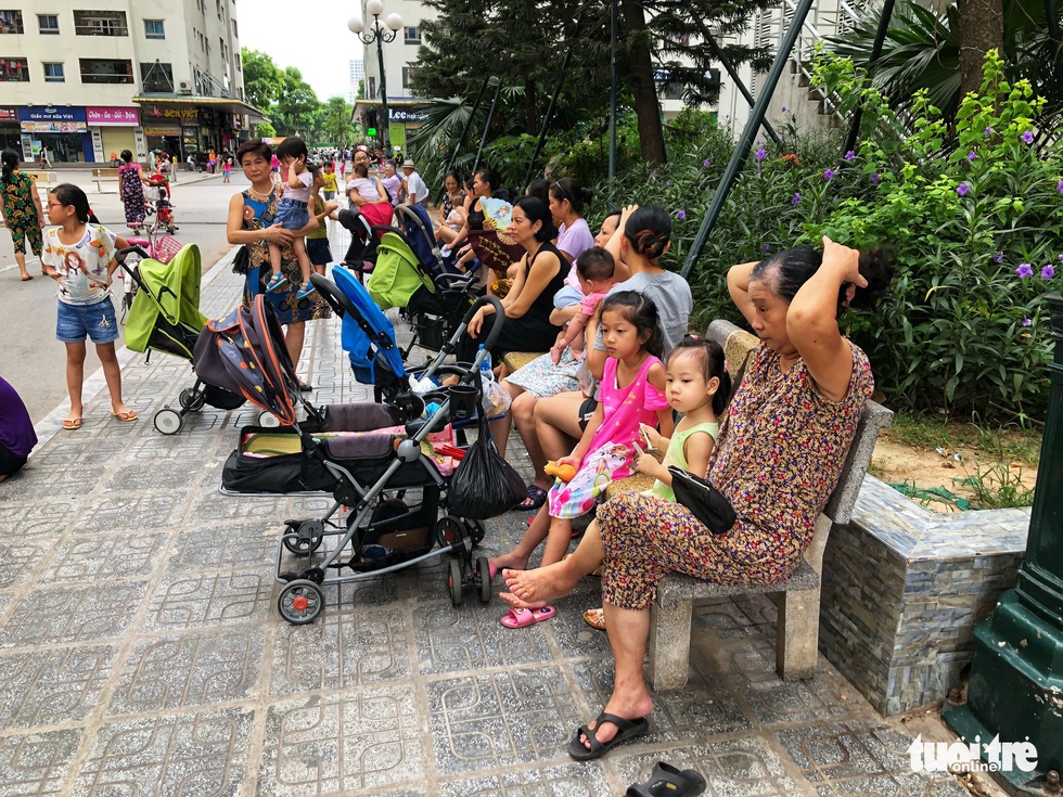 Cảnh người người chen chúc, ngột ngạt ở chung cư ông Thản - Ảnh 2. Cảnh người người chen chúc, ngột ngạt ở chung cư ông Thản - Ảnh 2.