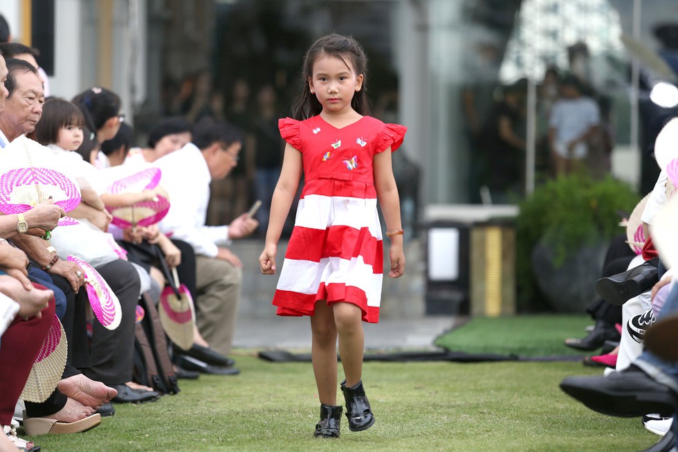 Mẫu nhí ngậm bình sữa, ôm gấu diễn thời trang cùng HHen Niê - Ảnh 7. Mẫu nhí ngậm bình sữa, ôm gấu diễn thời trang cùng HHen Niê - Ảnh 7.