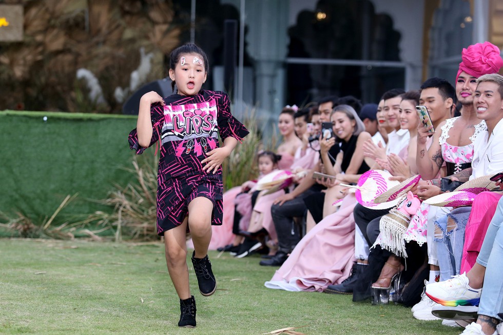 Mẫu nhí ngậm bình sữa, ôm gấu diễn thời trang cùng HHen Niê - Ảnh 8. Mẫu nhí ngậm bình sữa, ôm gấu diễn thời trang cùng HHen Niê - Ảnh 8.