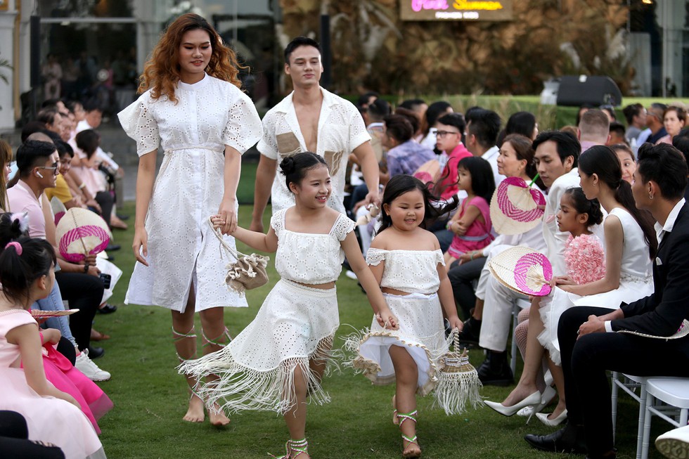 Mẫu nhí ngậm bình sữa, ôm gấu diễn thời trang cùng HHen Niê - Ảnh 15. Mẫu nhí ngậm bình sữa, ôm gấu diễn thời trang cùng HHen Niê - Ảnh 15.