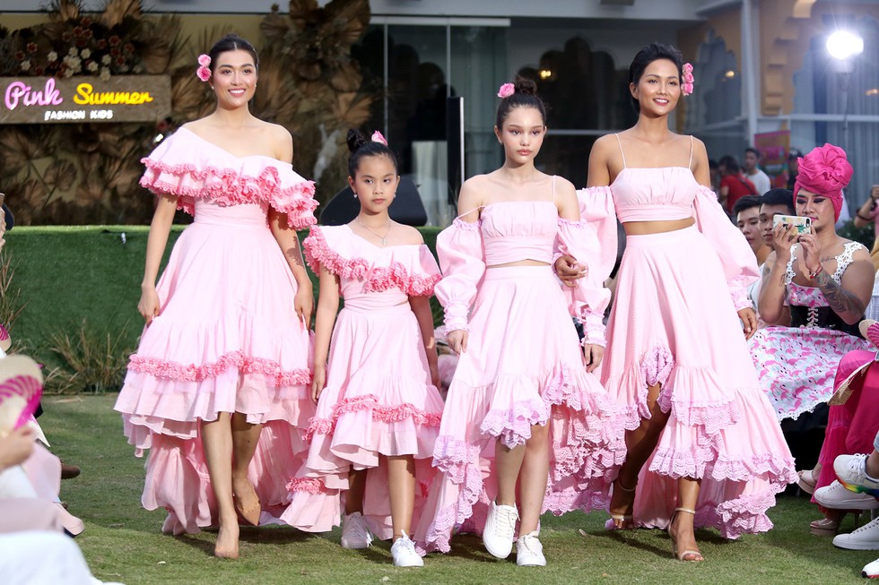 Mẫu nhí ngậm bình sữa, ôm gấu diễn thời trang cùng HHen Niê - Ảnh 17. Mẫu nhí ngậm bình sữa, ôm gấu diễn thời trang cùng HHen Niê - Ảnh 17.