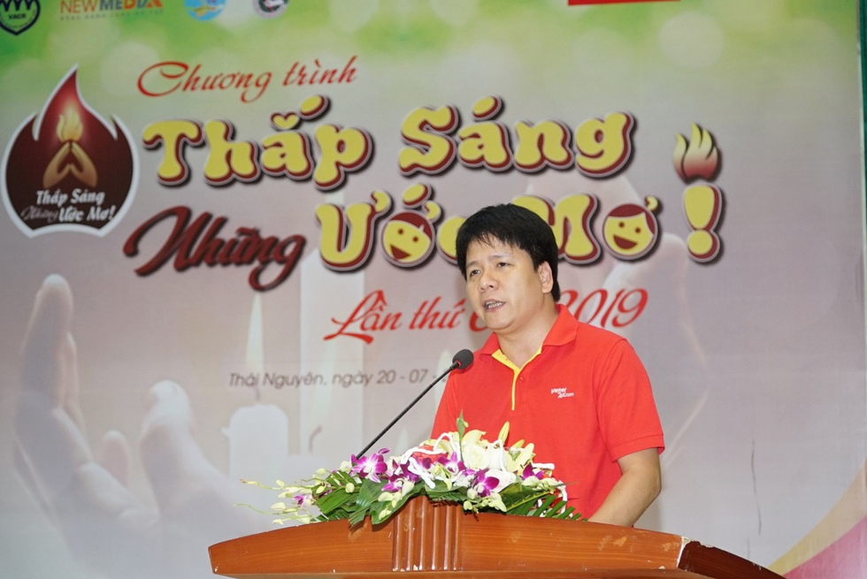 Hàng ngàn em nhỏ miền núi phía Bắc nhận quà, học bổng Thắp sáng những ước mơ 2019 - Ảnh 3. Hàng ngàn em nhỏ miền núi phía Bắc nhận quà, học bổng Thắp sáng những ước mơ 2019 - Ảnh 3.