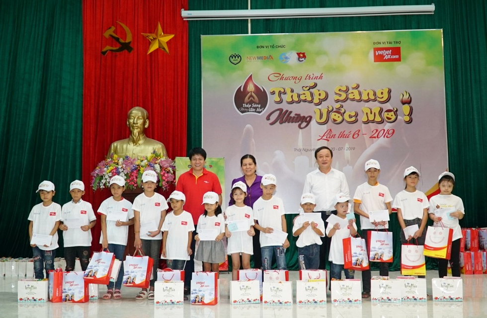 Hàng ngàn em nhỏ miền núi phía Bắc nhận quà, học bổng Thắp sáng những ước mơ 2019 - Ảnh 2. Hàng ngàn em nhỏ miền núi phía Bắc nhận quà, học bổng Thắp sáng những ước mơ 2019 - Ảnh 2.