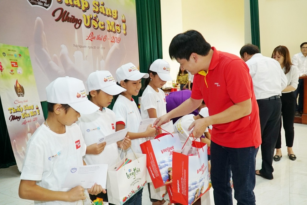 Hàng ngàn em nhỏ miền núi phía Bắc nhận quà, học bổng Thắp sáng những ước mơ 2019 - Ảnh 1. Hàng ngàn em nhỏ miền núi phía Bắc nhận quà, học bổng Thắp sáng những ước mơ 2019 - Ảnh 1.