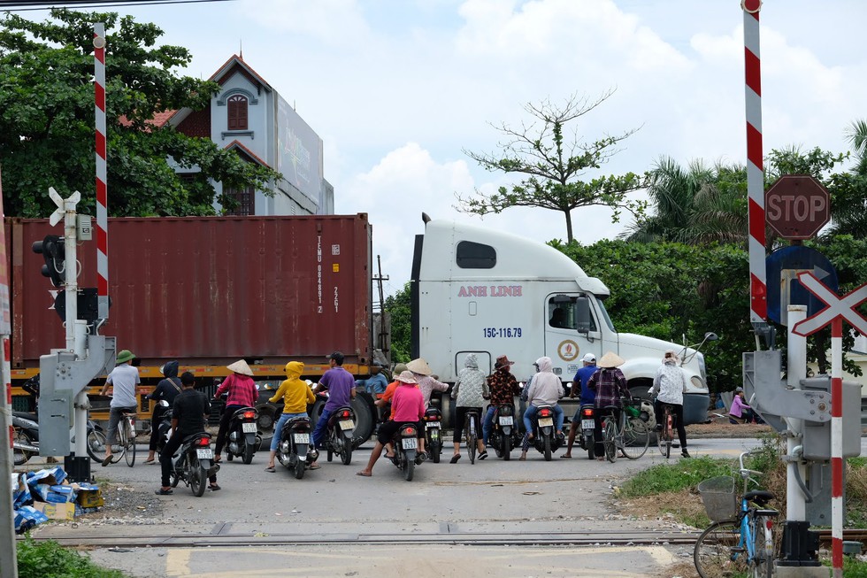 Sau vụ tai nạn 6 người chết ở Hải Dương, người dân vẫn liều mình qua đường - Ảnh 1. Sau vụ tai nạn 6 người chết ở Hải Dương, người dân vẫn liều mình qua đường - Ảnh 1.