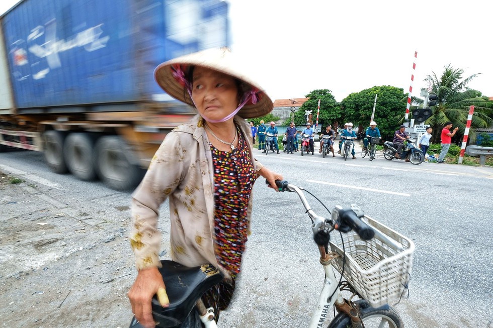 Sau vụ tai nạn 6 người chết ở Hải Dương, người dân vẫn liều mình qua đường - Ảnh 3. Sau vụ tai nạn 6 người chết ở Hải Dương, người dân vẫn liều mình qua đường - Ảnh 3.