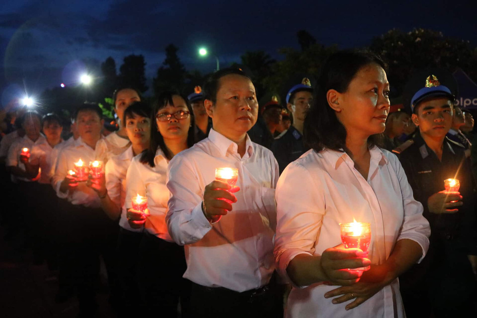 Hàng ngàn ngọn nến tri ân thắp sáng nghĩa trang liệt sĩ TP.HCM - Ảnh 6. Hàng ngàn ngọn nến tri ân thắp sáng nghĩa trang liệt sĩ TP.HCM - Ảnh 6.