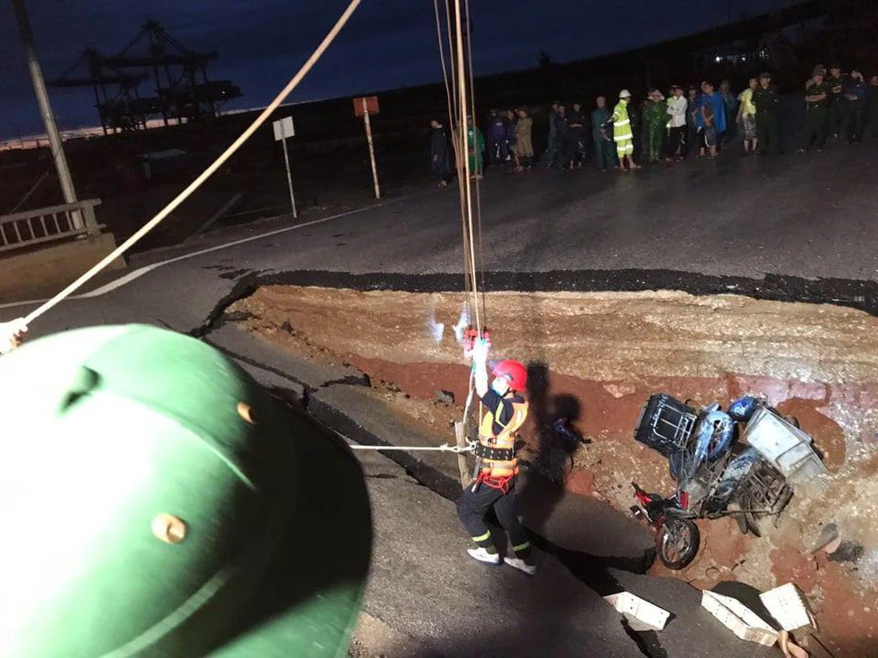 Bão đã đổ bộ gây sụt lở đường, khiến 2 người chết ở Thanh Hóa - Ảnh 1. Bão đã đổ bộ gây sụt lở đường, khiến 2 người chết ở Thanh Hóa - Ảnh 1.
