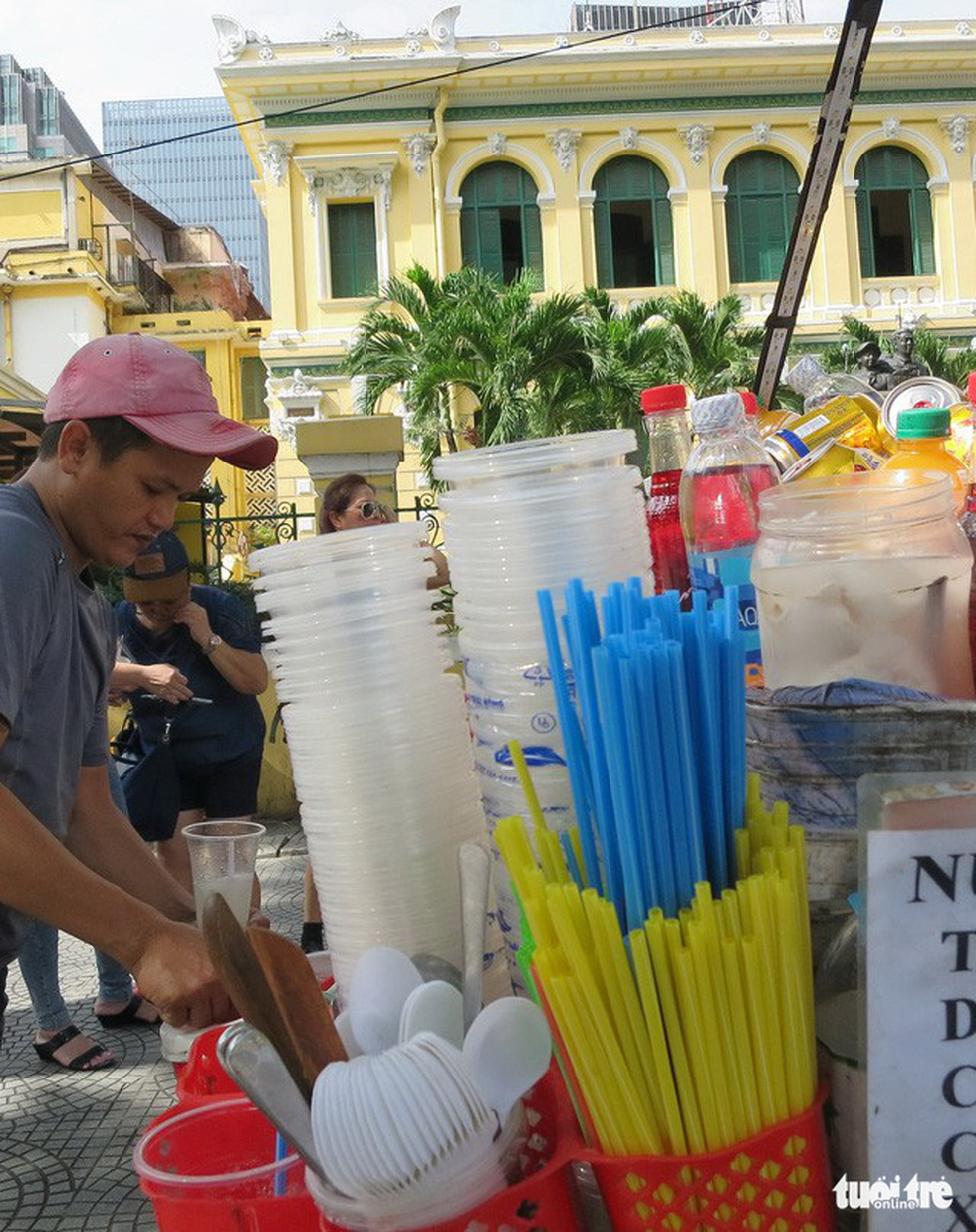 Ăn uống trong nhựa và sống với... rác thải nhựa - Ảnh 6. Ăn uống trong nhựa và sống với... rác thải nhựa - Ảnh 6.