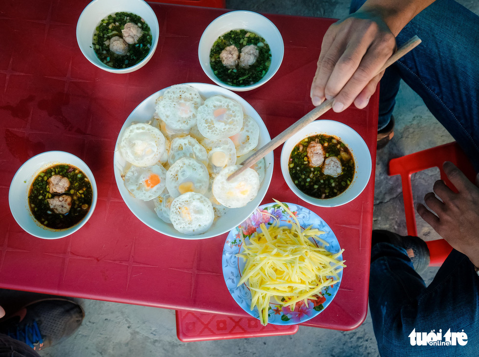 To Dalat, you must eat banh can - Photo 4.