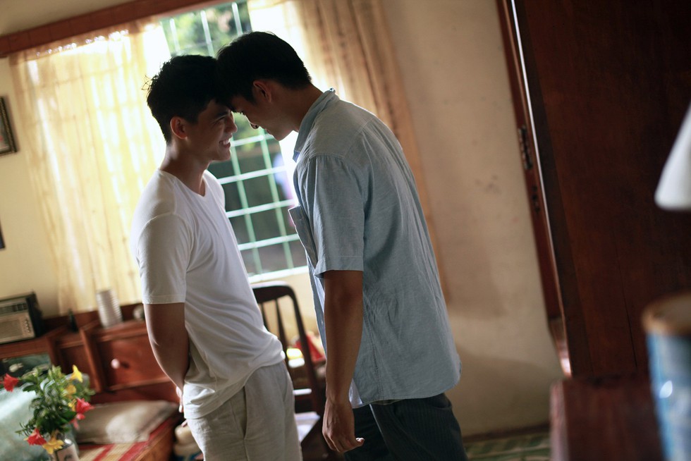 Thưa mẹ con đi: Nụ hôn đồng giới bỏng cháy và tình mẫu tử ngọt lành - Ảnh 1. Thưa mẹ con đi: Nụ hôn đồng giới bỏng cháy và tình mẫu tử ngọt lành - Ảnh 1.