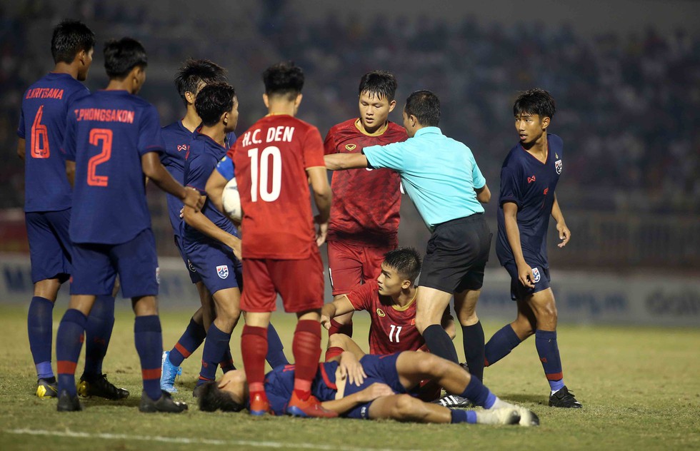 Những pha va chạm nảy lửa giữa U18 Việt Nam và Thái Lan - Ảnh 1. Những pha va chạm nảy lửa giữa U18 Việt Nam và Thái Lan - Ảnh 1.