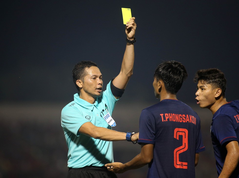 Những pha va chạm nảy lửa giữa U18 Việt Nam và Thái Lan - Ảnh 8. Những pha va chạm nảy lửa giữa U18 Việt Nam và Thái Lan - Ảnh 8.