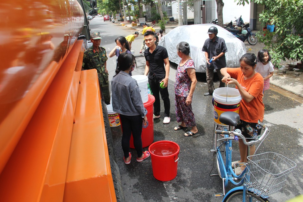 Trường học đóng cửa, xe quân đội tiếp nước cho dân - Ảnh 1. Trường học đóng cửa, xe quân đội tiếp nước cho dân - Ảnh 1.