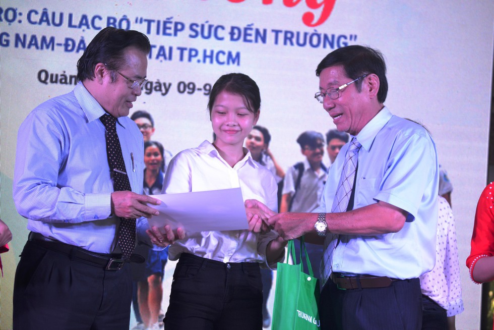 15 năm, hơn 1.700 tân sinh viên Quảng Nam- Đà Nẵng được tiếp sức đến trường - Ảnh 1. 15 năm, hơn 1.700 tân sinh viên Quảng Nam- Đà Nẵng được tiếp sức đến trường - Ảnh 1.