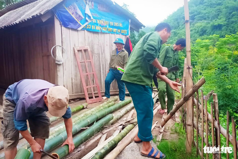 Cảm động phụ huynh mang tre, nứa dựng ký túc xá cho con - Ảnh 5. Cảm động phụ huynh mang tre, nứa dựng ký túc xá cho con - Ảnh 5.