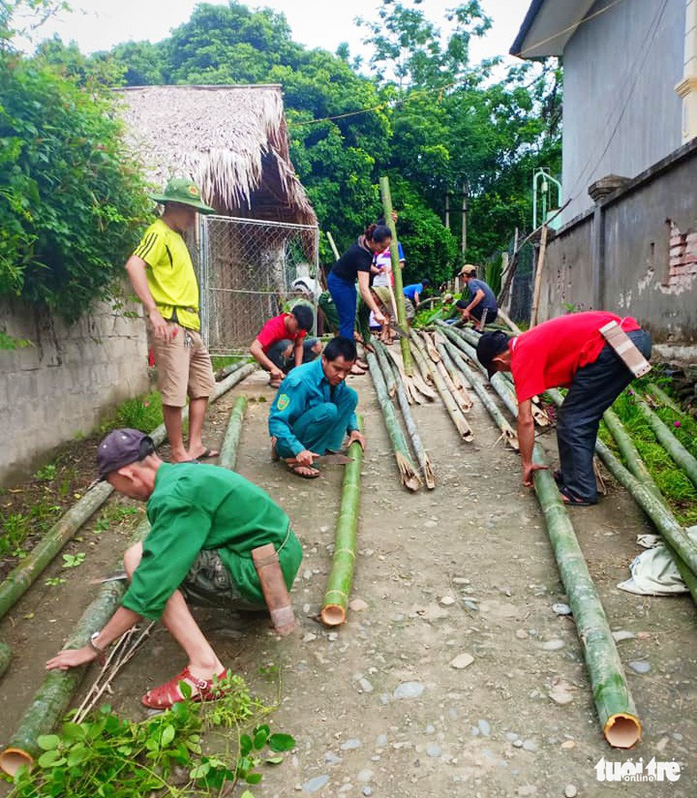 Cảm động phụ huynh mang tre, nứa dựng ký túc xá cho con - Ảnh 4. Cảm động phụ huynh mang tre, nứa dựng ký túc xá cho con - Ảnh 4.