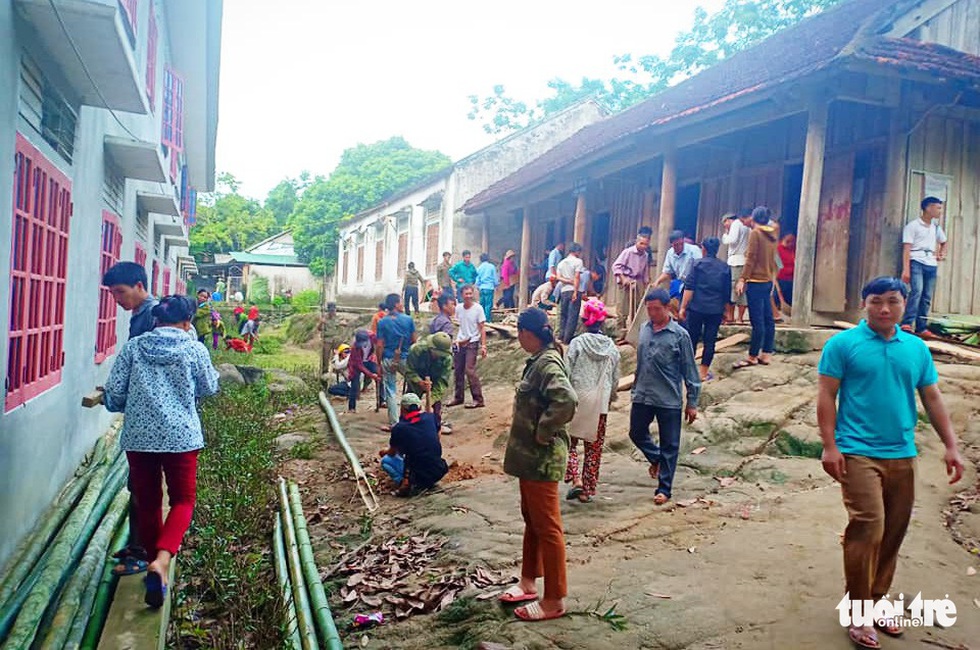 Cảm động phụ huynh mang tre, nứa dựng ký túc xá cho con - Ảnh 2. Cảm động phụ huynh mang tre, nứa dựng ký túc xá cho con - Ảnh 2.