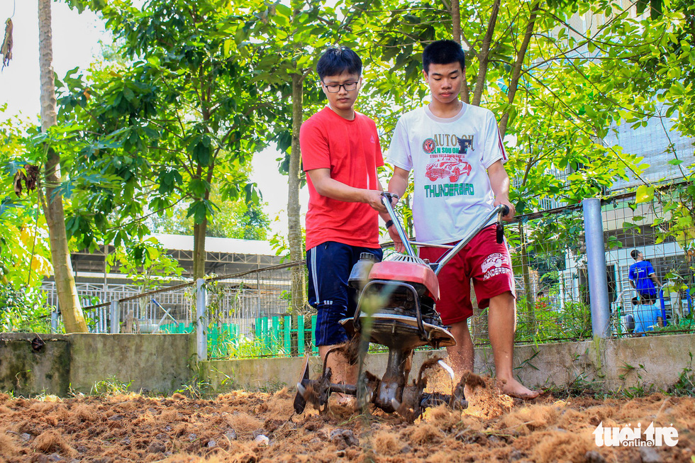 Ngôi trường không tiếng đọc bài, học trò chủ yếu xới đất, trồng hoa... - Ảnh 7. Ngôi trường không tiếng đọc bài, học trò chủ yếu xới đất, trồng hoa... - Ảnh 7.