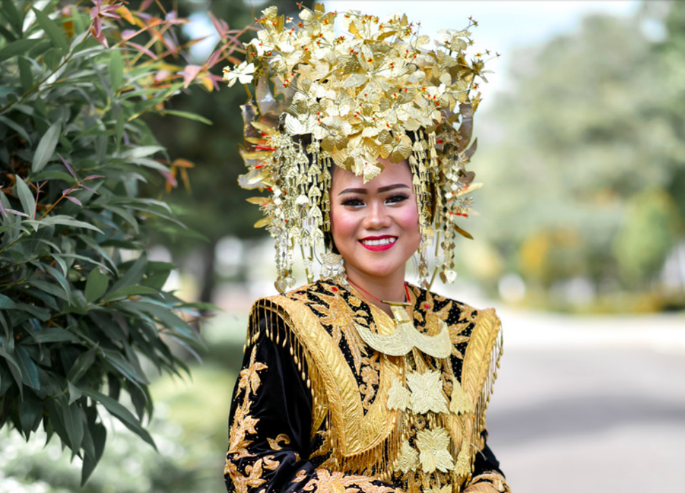 3 tháng khổ luyện múa với đĩa và lửa của cô giáo Việt trên đất nước Indonesia - Ảnh 1. 3 tháng khổ luyện múa với đĩa và lửa của cô giáo Việt trên đất nước Indonesia - Ảnh 1.