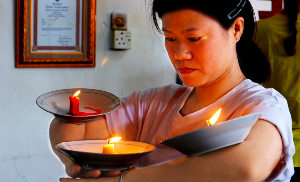 3 tháng khổ luyện múa với đĩa và lửa của cô giáo Việt trên đất nước Indonesia - Ảnh 2. 3 tháng khổ luyện múa với đĩa và lửa của cô giáo Việt trên đất nước Indonesia - Ảnh 2.