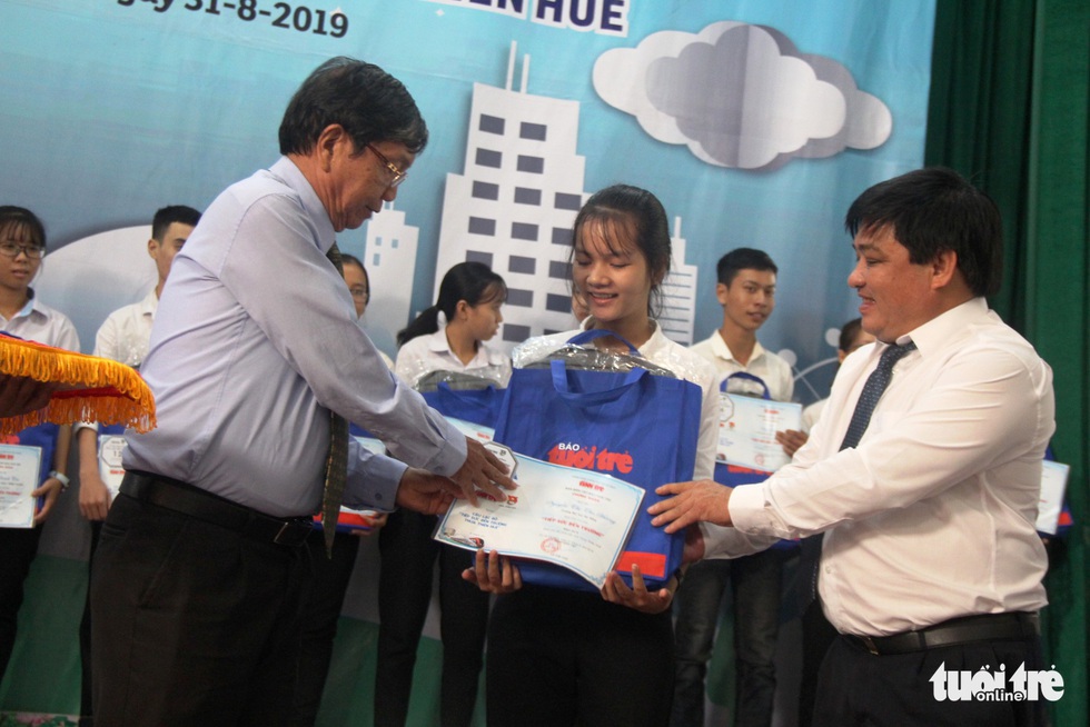 Xin đừng cảm ơn chúng tôi, mà hãy đền đáp tương lai - Ảnh 1. Xin đừng cảm ơn chúng tôi, mà hãy đền đáp tương lai - Ảnh 1.