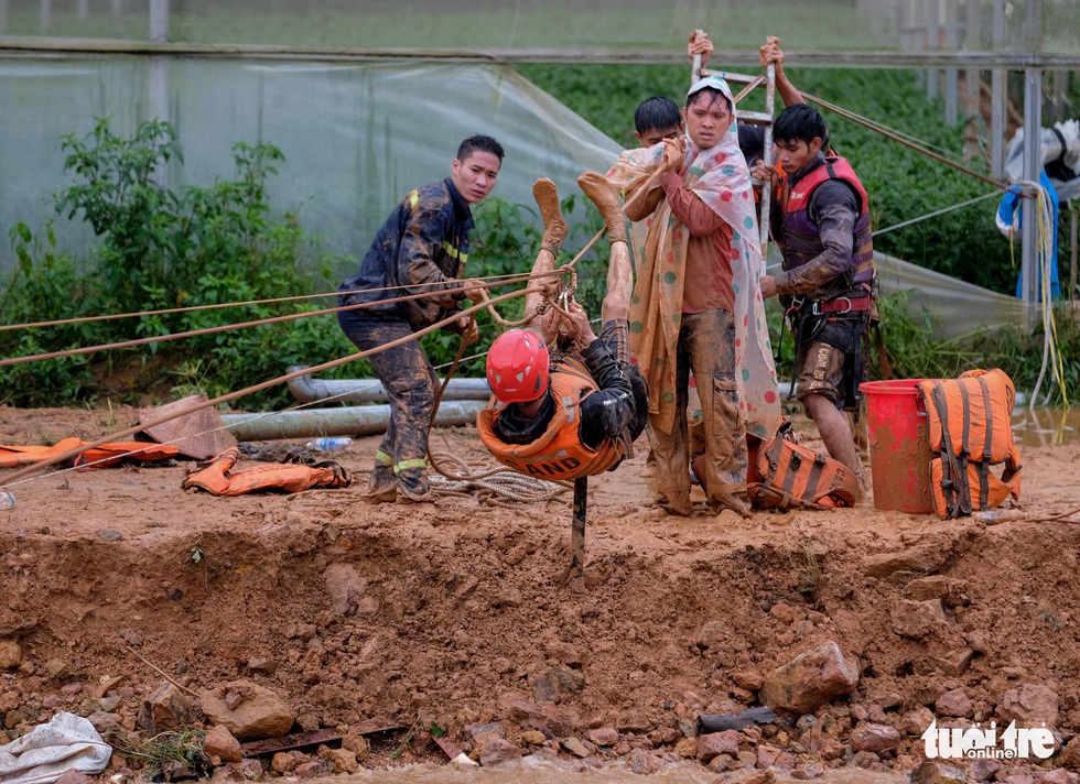Đu dây giải cứu 41 người bị kẹt trong lũ ở Lâm Đồng - Ảnh 3. Đu dây giải cứu 41 người bị kẹt trong lũ ở Lâm Đồng - Ảnh 3.