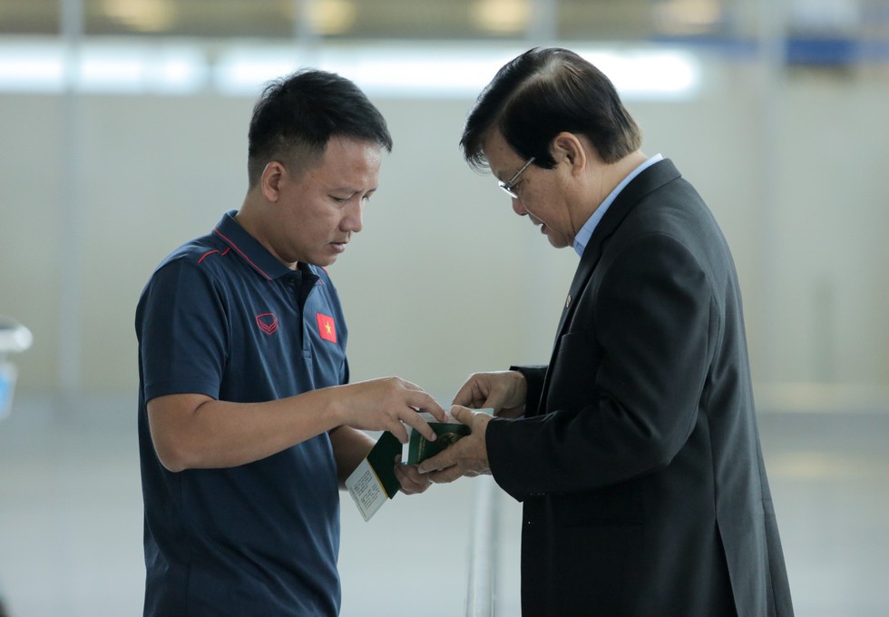 Tuyển thủ Việt Nam tự tin trong ngày sang Thái Lan thi đấu - Ảnh 12. Tuyển thủ Việt Nam tự tin trong ngày sang Thái Lan thi đấu - Ảnh 12.