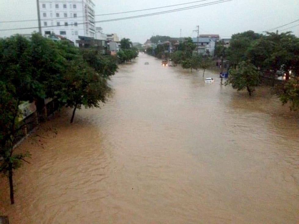 Hàng loạt ôtô ngâm trong biển nước ở Thái Nguyên - Ảnh 8. Hàng loạt ôtô ngâm trong biển nước ở Thái Nguyên - Ảnh 8.