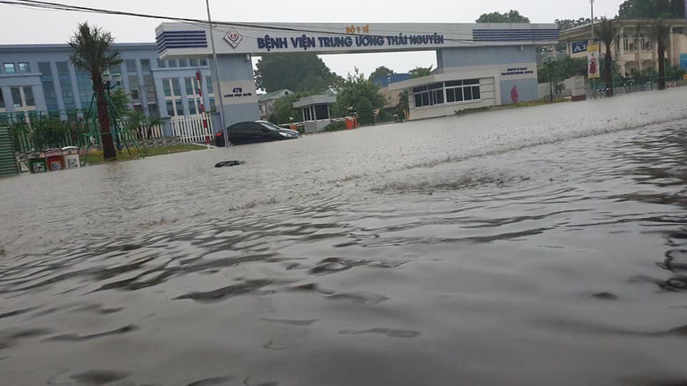 Hàng loạt ôtô ngâm trong biển nước ở Thái Nguyên - Ảnh 6. Hàng loạt ôtô ngâm trong biển nước ở Thái Nguyên - Ảnh 6.