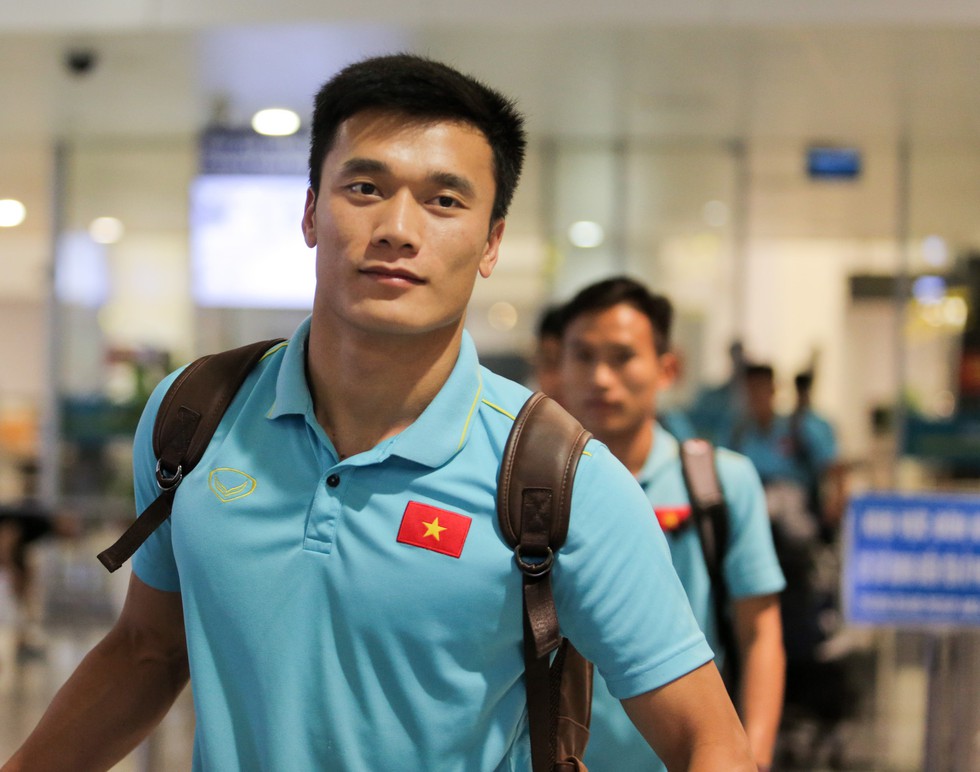 U22 Việt Nam rạng rỡ về nước lúc nửa đêm sau khi đá bại U22 Trung Quốc - Ảnh 3. U22 Việt Nam rạng rỡ về nước lúc nửa đêm sau khi đá bại U22 Trung Quốc - Ảnh 3.