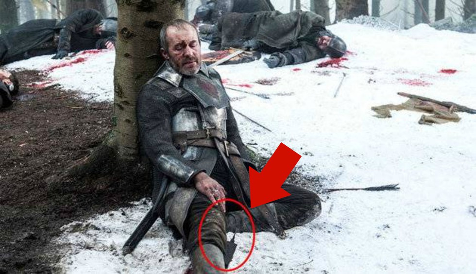 Hạt sạn Game of Thrones: cà phê, chai nhựa, cục sạc máy tính lên hình - Ảnh 3. Hạt sạn Game of Thrones: cà phê, chai nhựa, cục sạc máy tính lên hình - Ảnh 3.