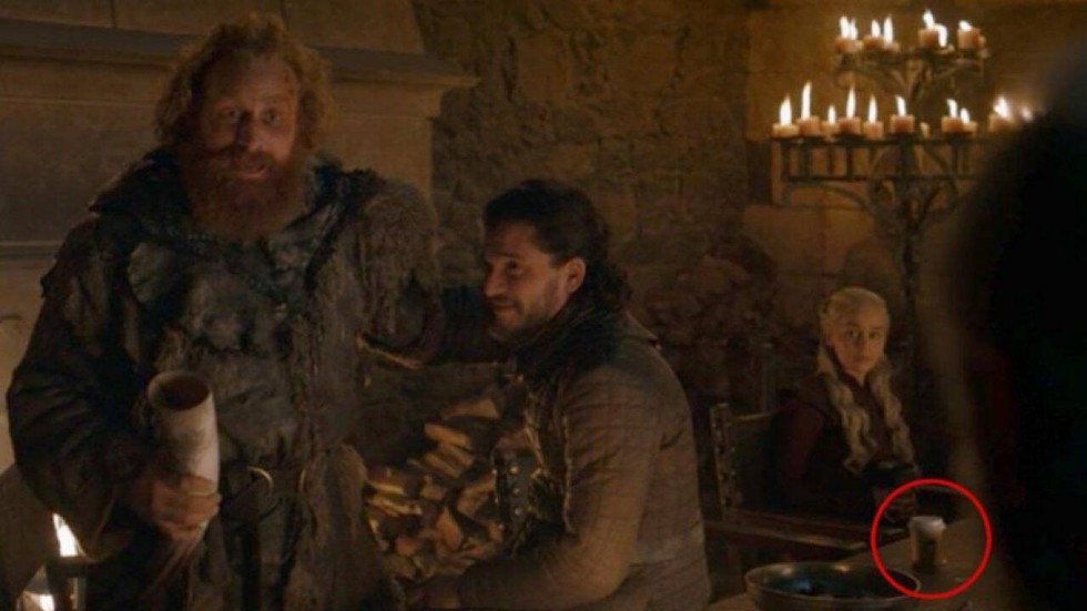 Hạt sạn Game of Thrones: cà phê, chai nhựa, cục sạc máy tính lên hình - Ảnh 1. Hạt sạn Game of Thrones: cà phê, chai nhựa, cục sạc máy tính lên hình - Ảnh 1.